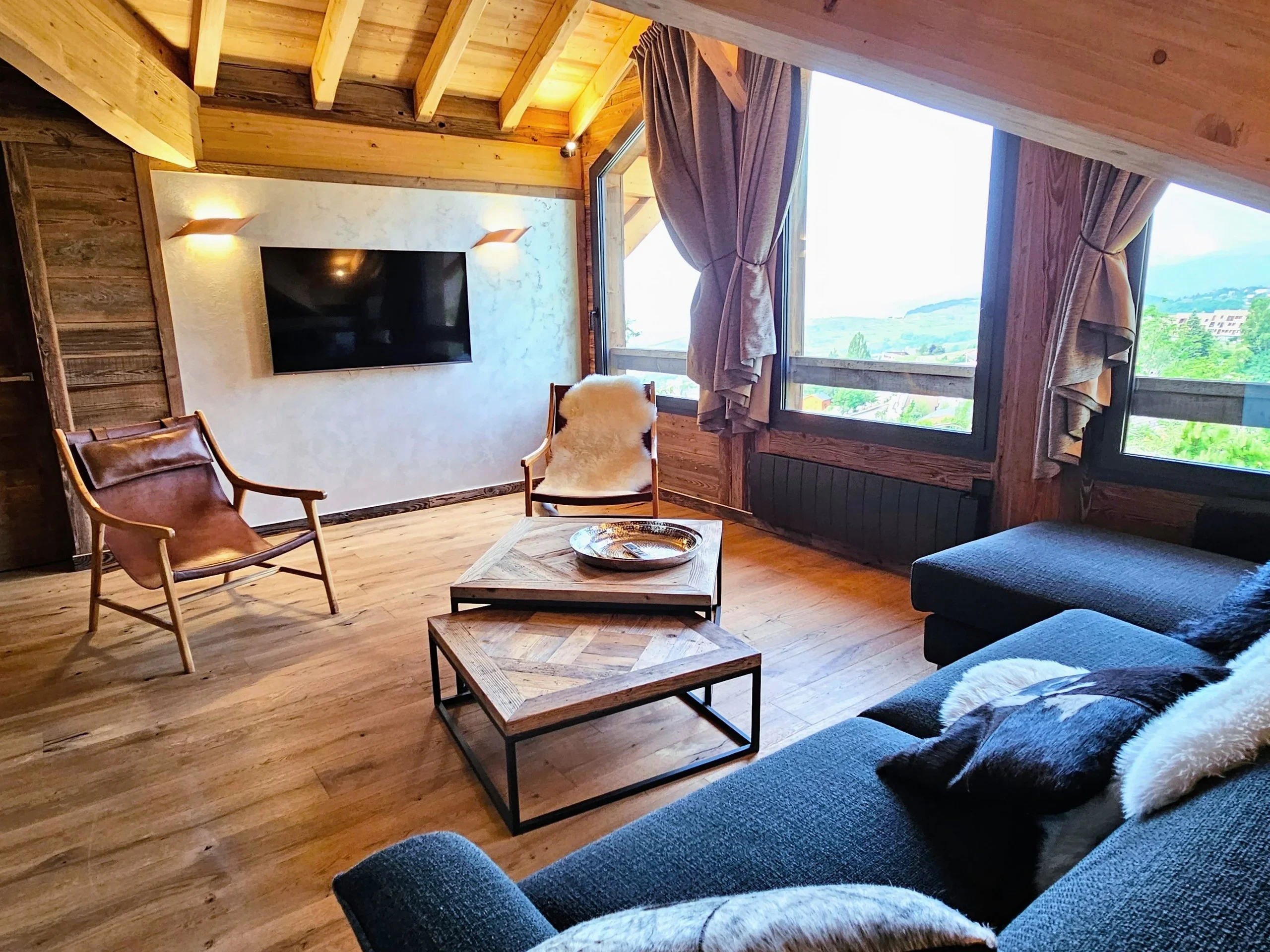 Salon chaleureux en chalet avec vue montagne