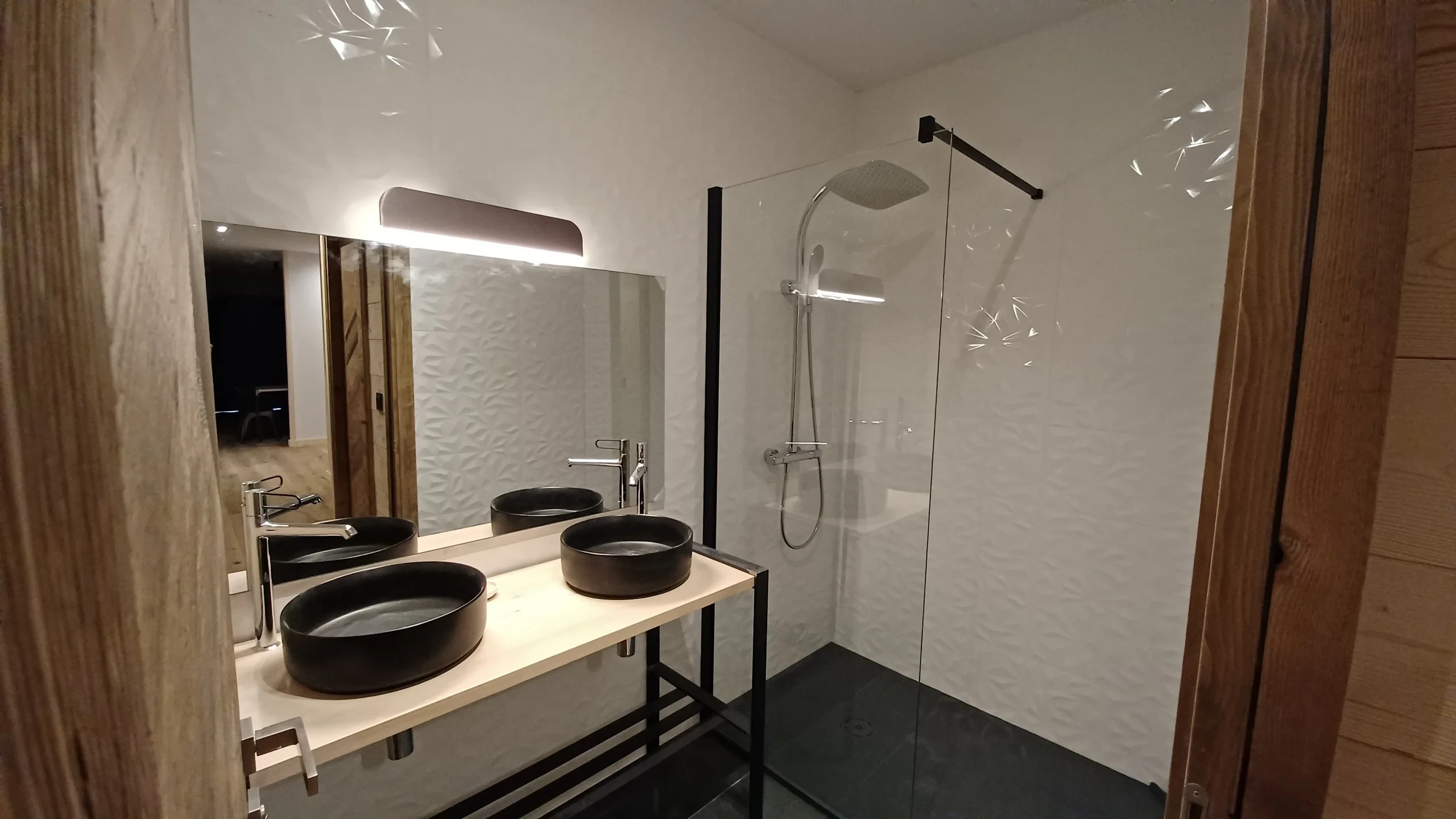 Salle de bain moderne avec double vasque noire
