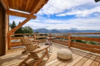 Balcon en bois avec vue sur montagnes