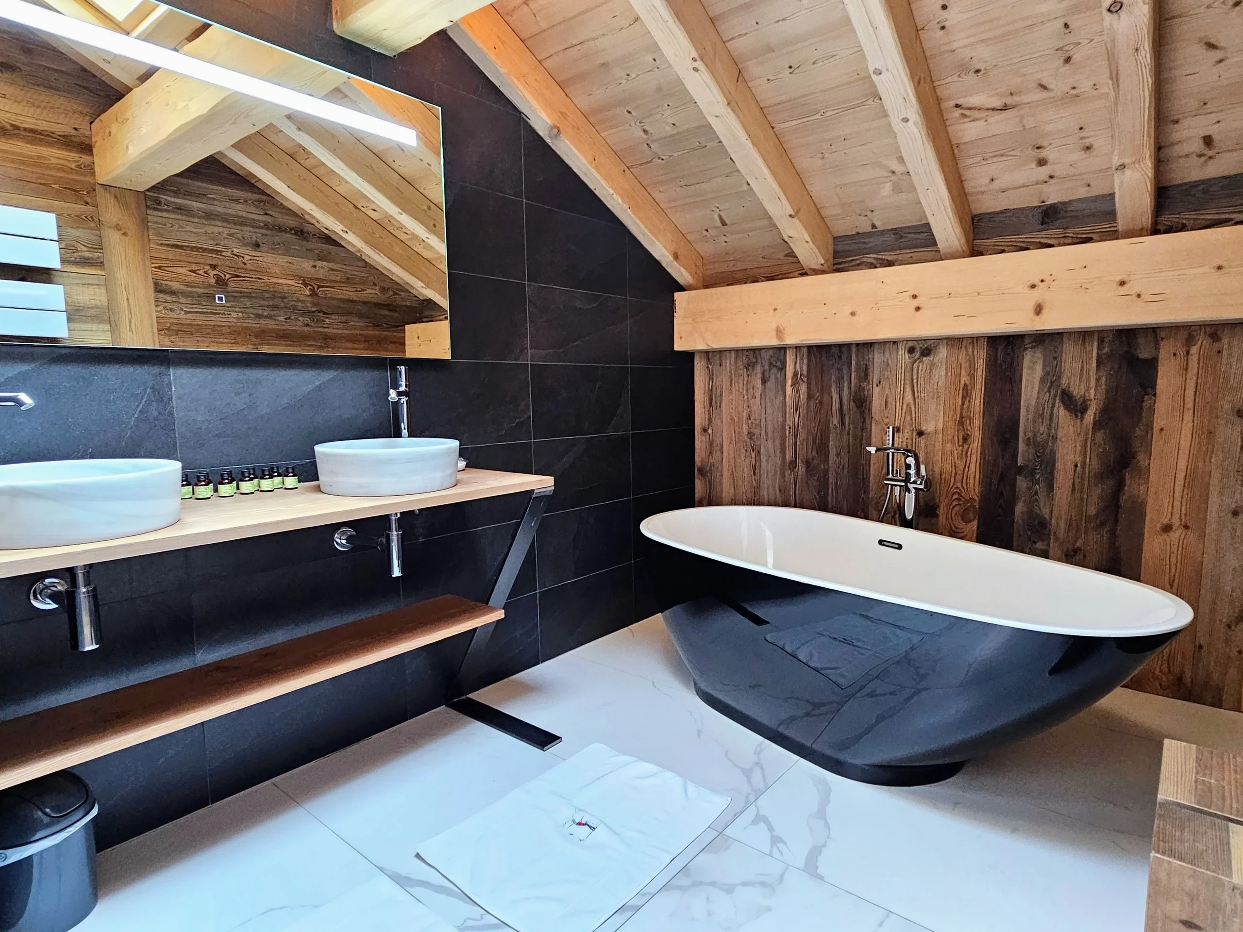 Salle de bain moderne style chalet avec baignoire îlot