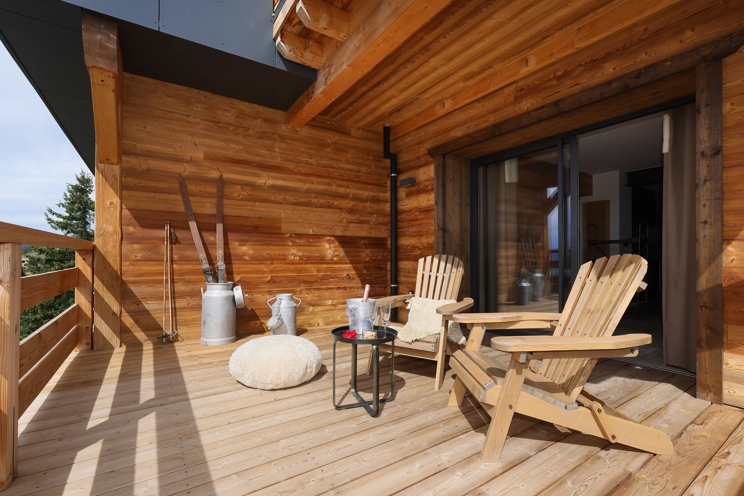 Balcon en bois avec fauteuils et skis