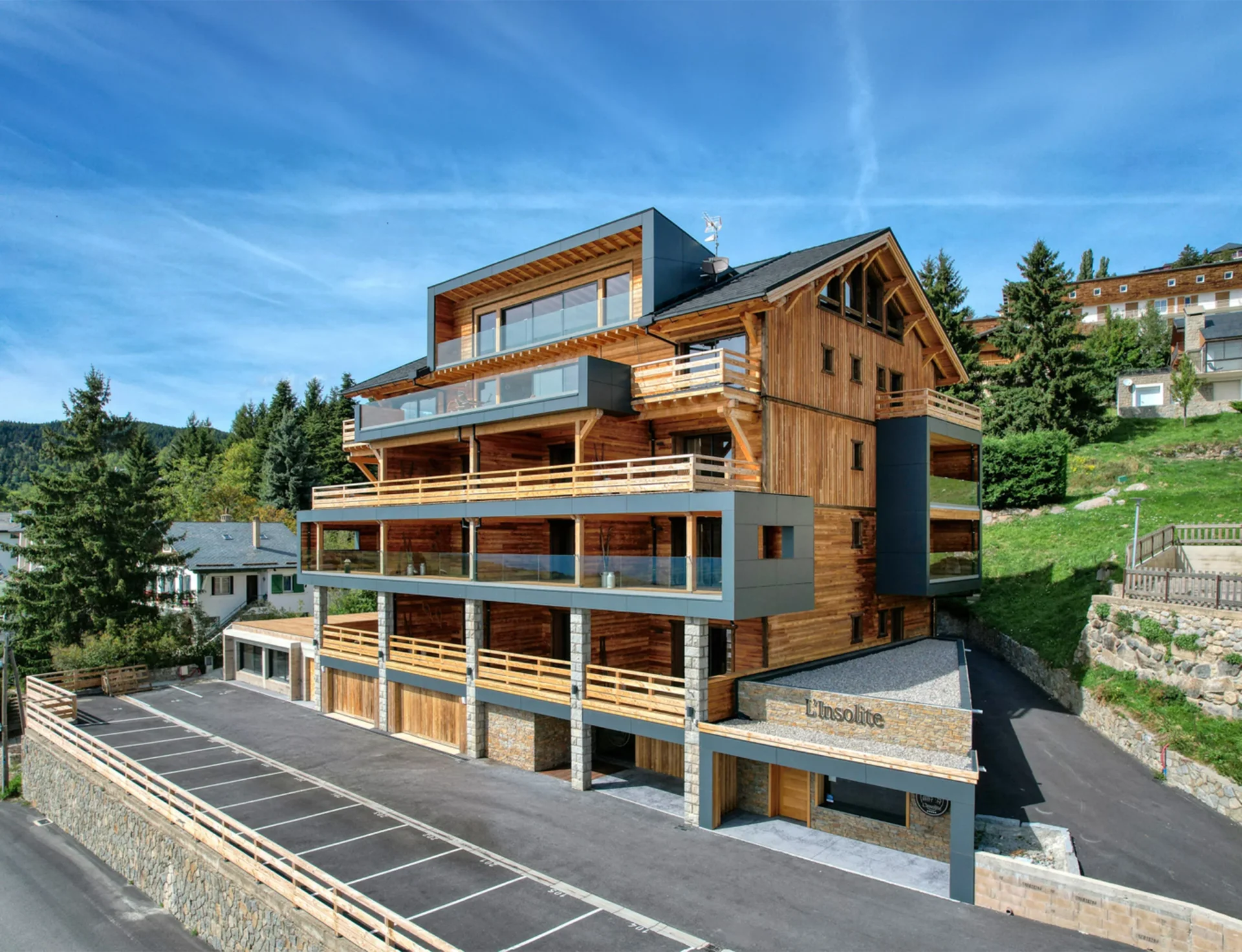 Chalet moderne en bois avec balcons en montagne