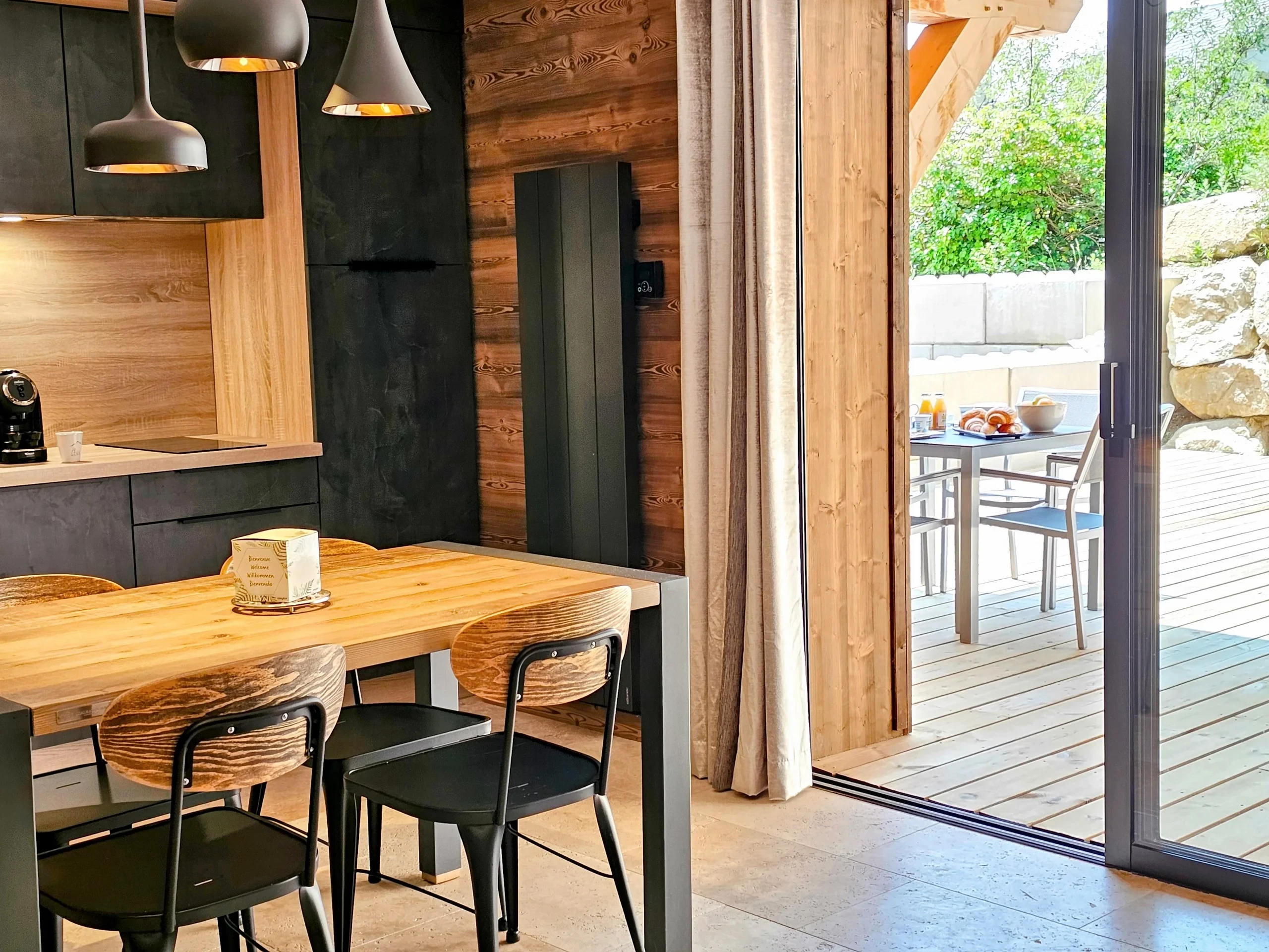 Cuisine moderne en bois ouverte sur terrasse