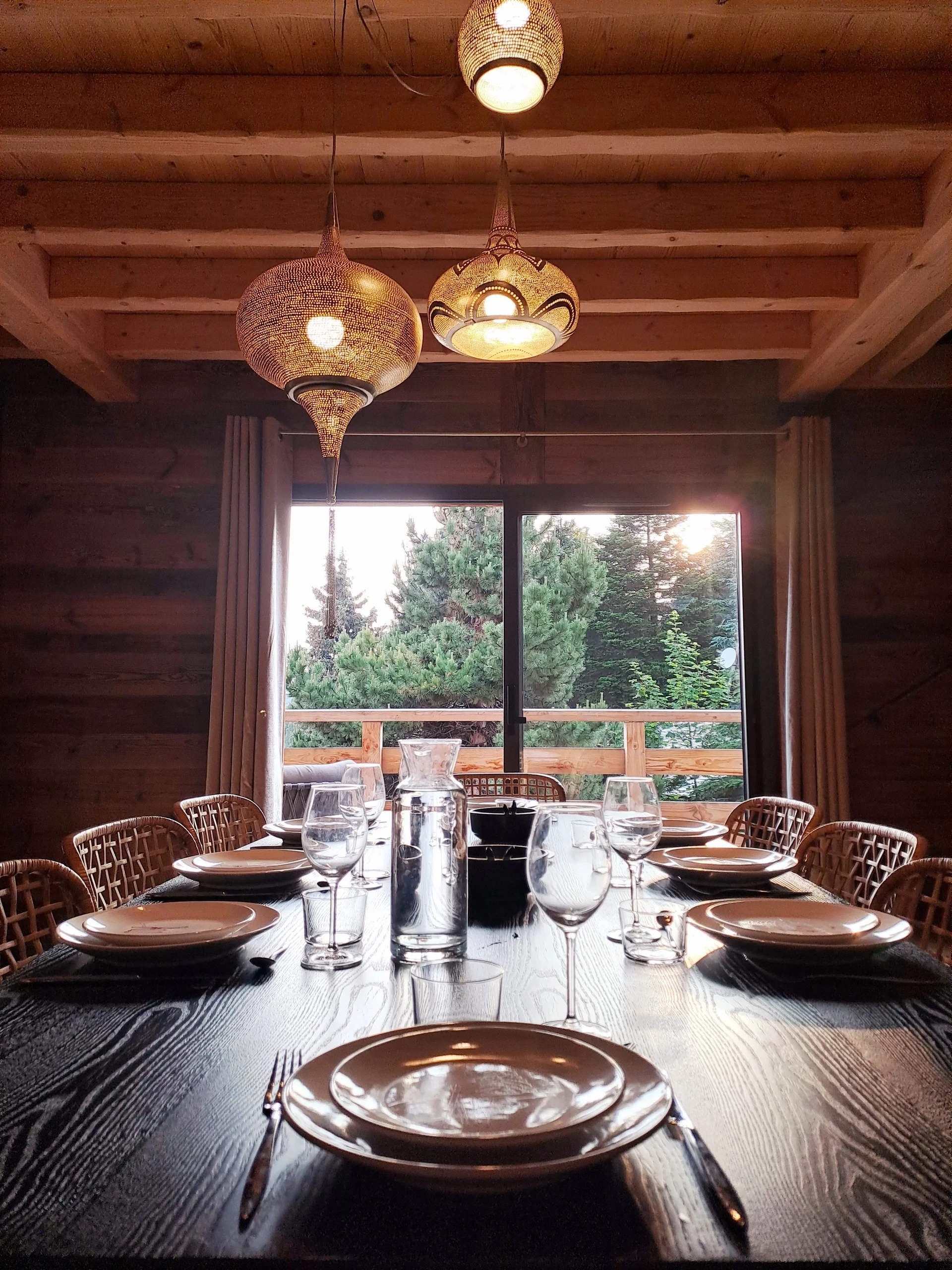 Salle à manger rustique avec vue sur forêt