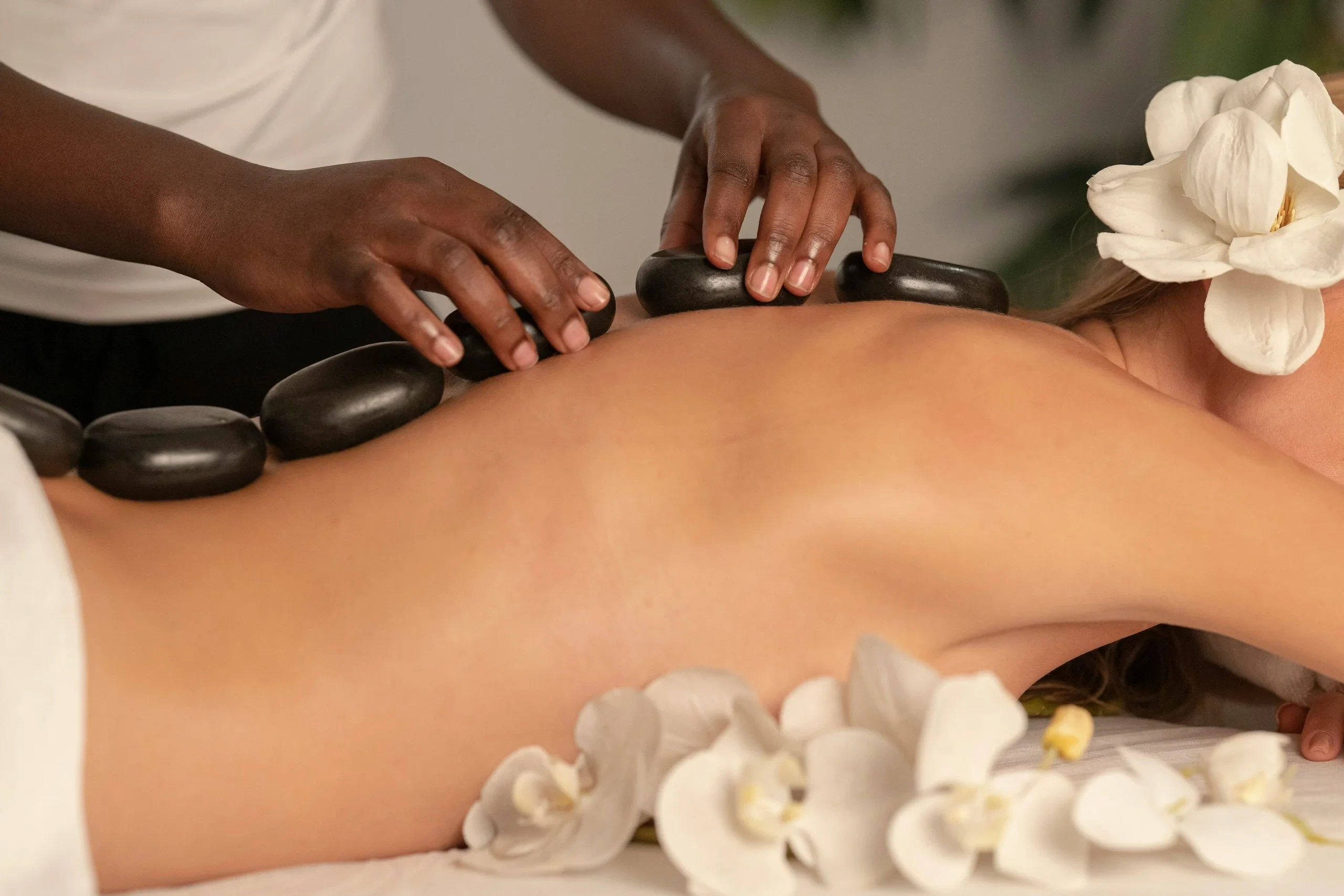 Massage aux pierres chaudes sur le dos