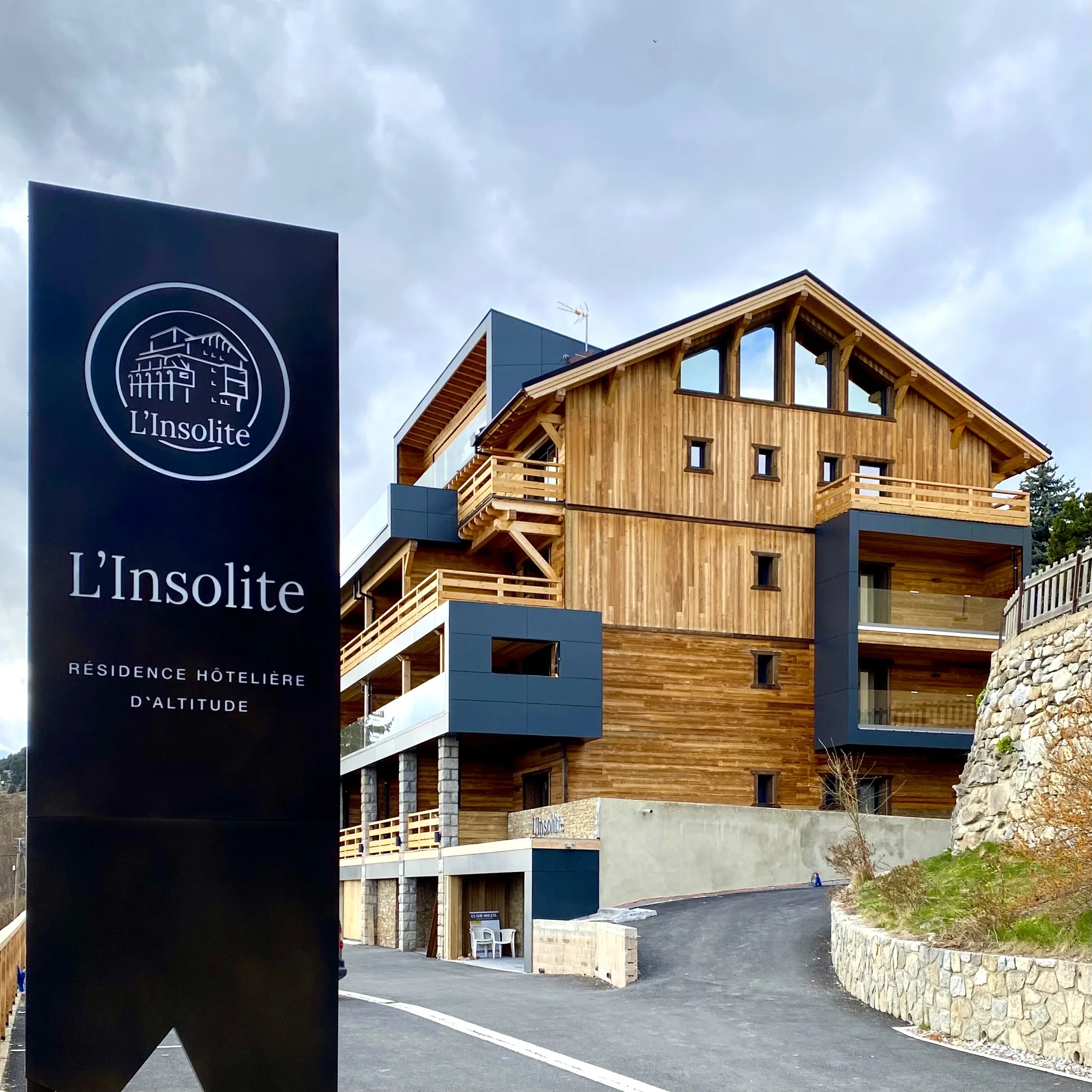 Résidence hôtelière en chalet moderne de montagne