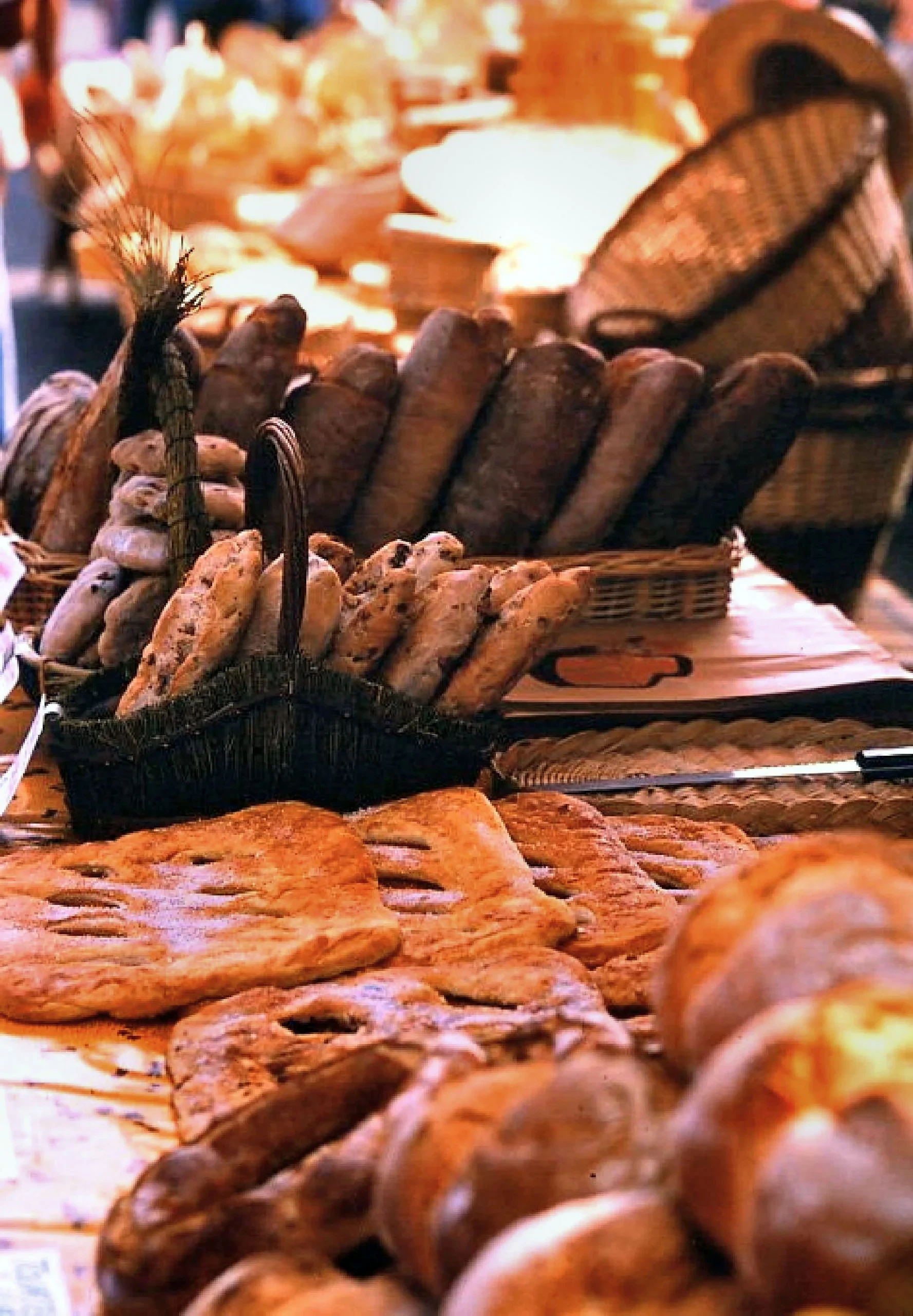 Assortiment de pains artisanaux en panier