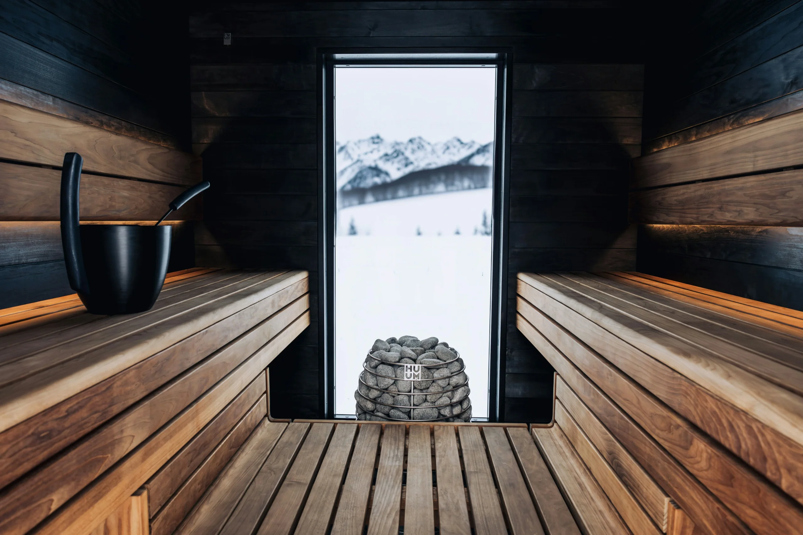 Sauna en bois avec vue montagnes enneigées