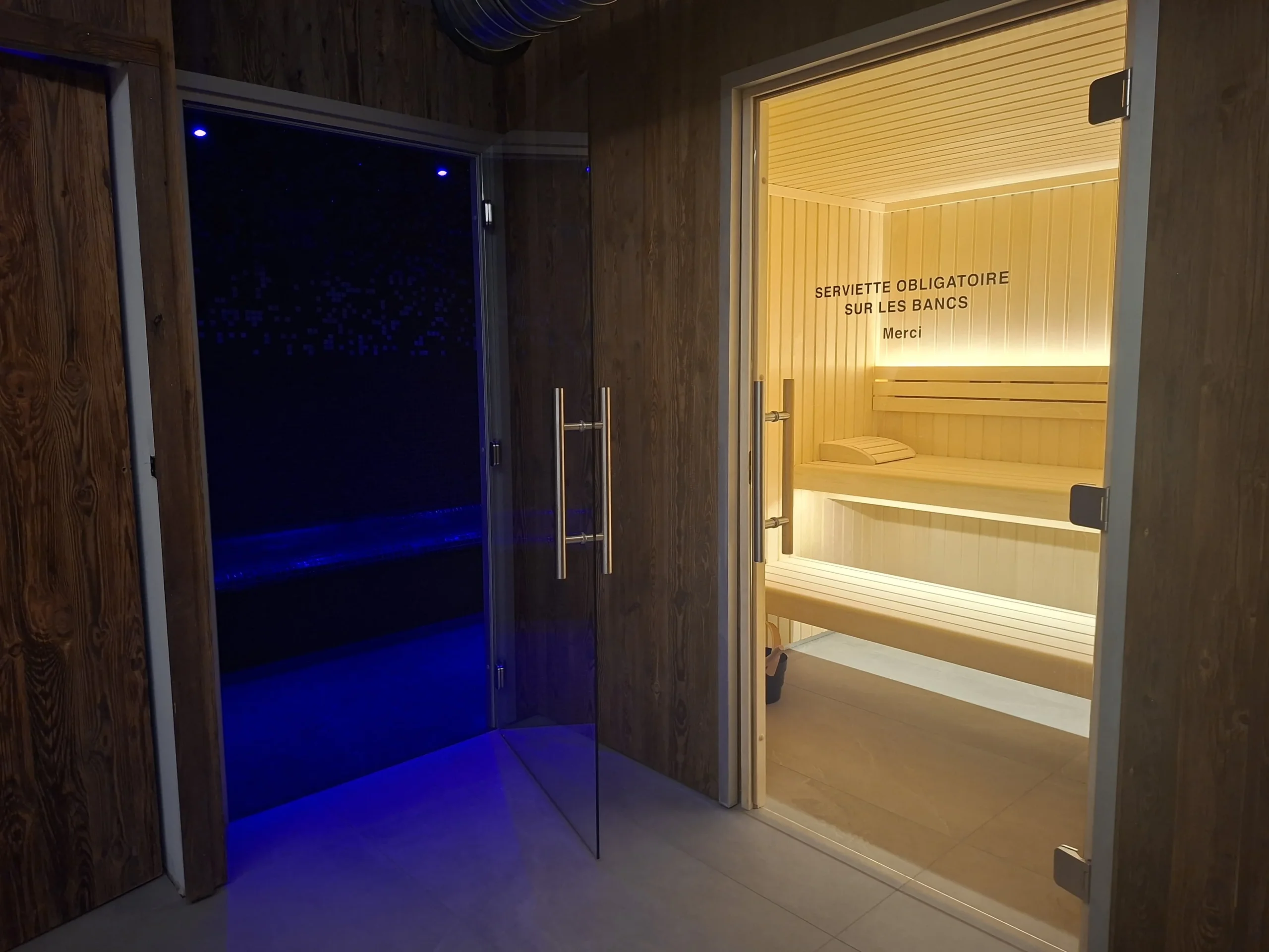 Entrée d'un sauna avec porte vitrée