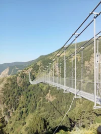 Pont suspendu au-dessus d’une vallée montagneuse