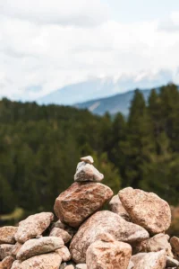 Cairn de pierres devant forêt et montagnes
