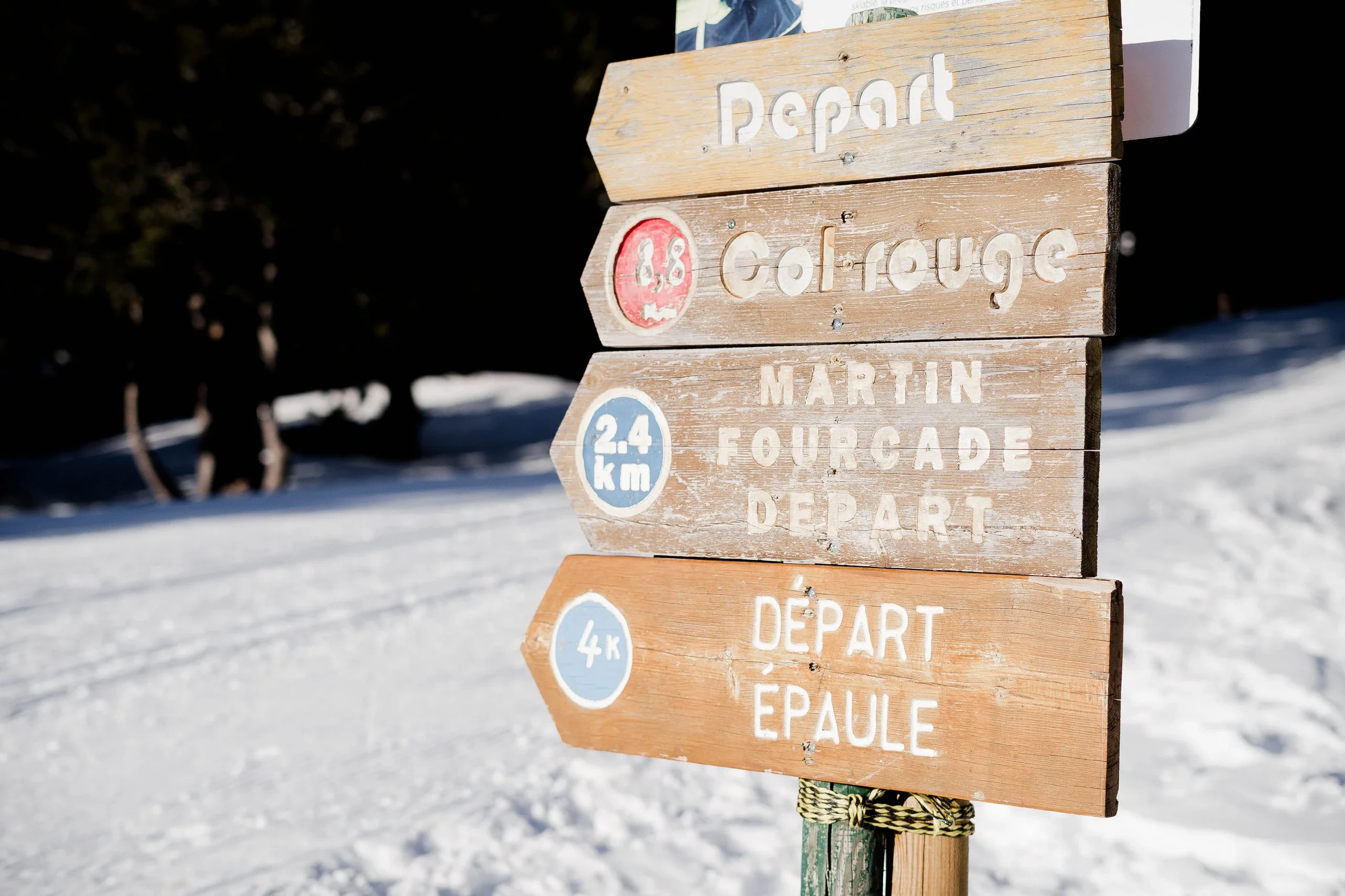 Panneau en bois indiquant pistes enneigées