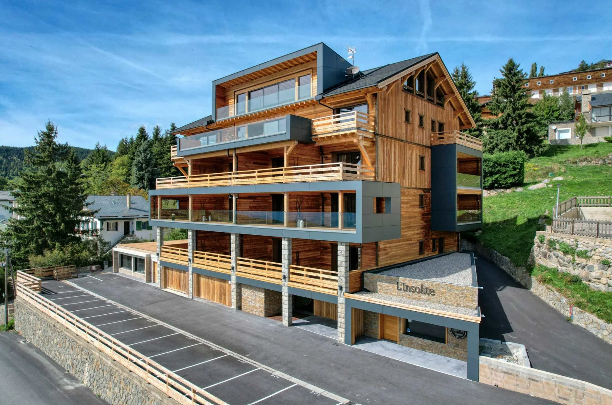 Chalet moderne en bois avec balcons
