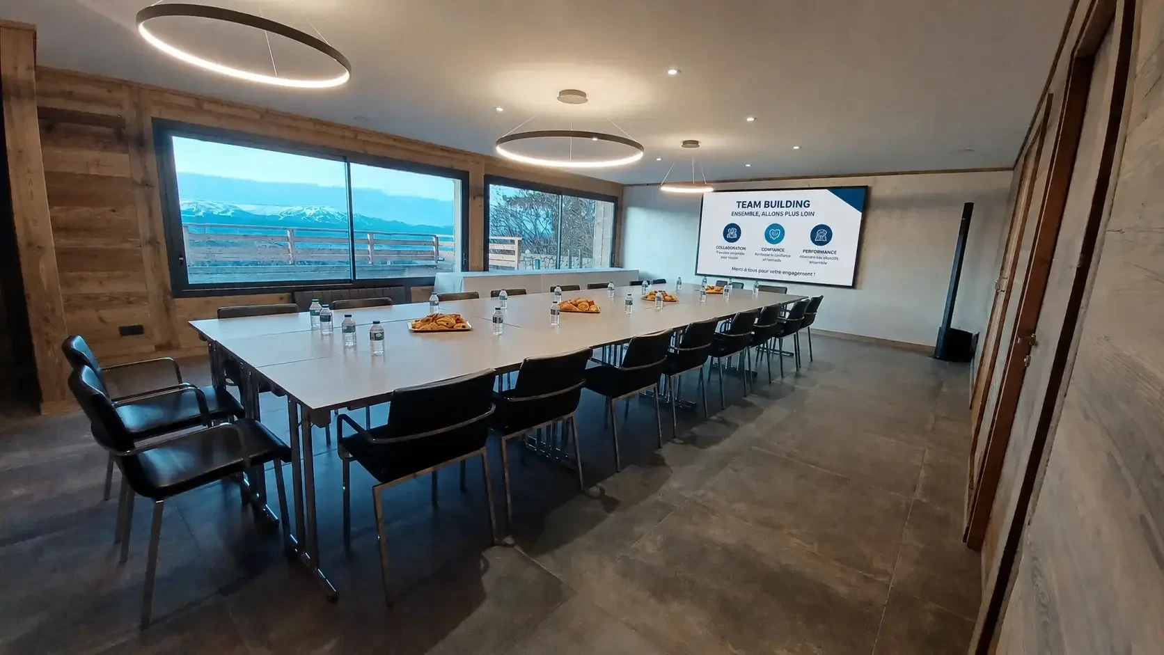 Salle de réunion moderne avec vue montagne