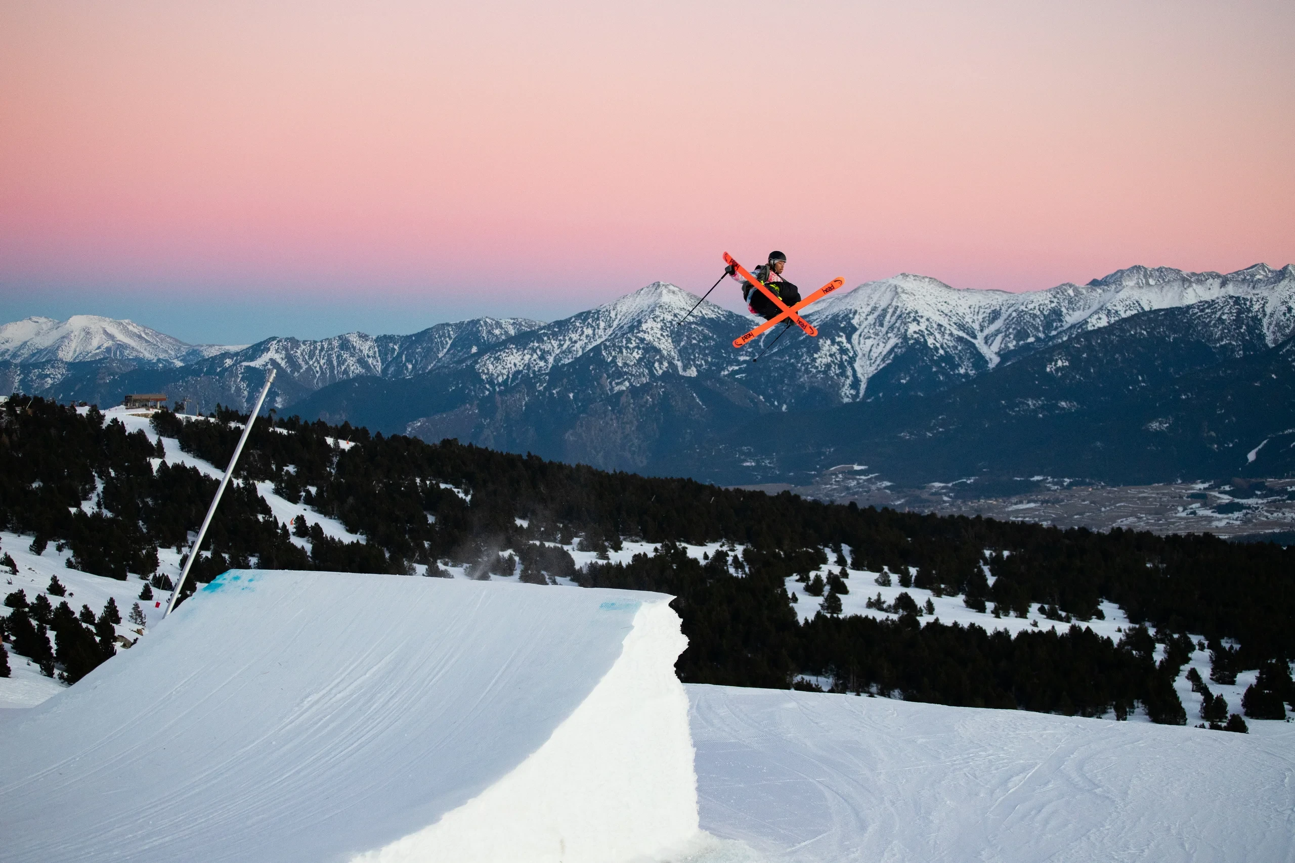 Skieur freestyle en saut au coucher du soleil