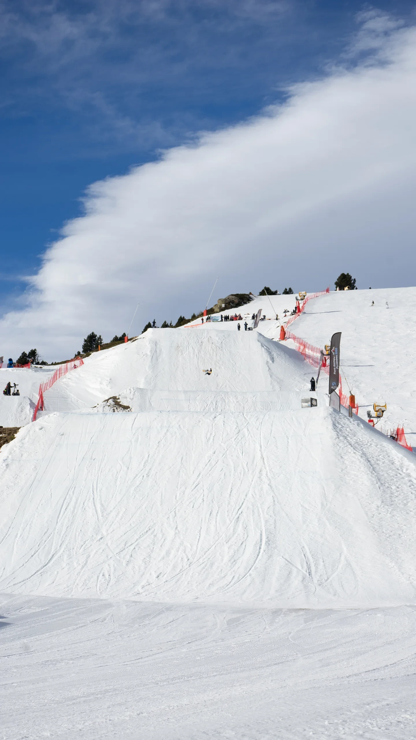 Snowboarder en saut sur piste enneigée