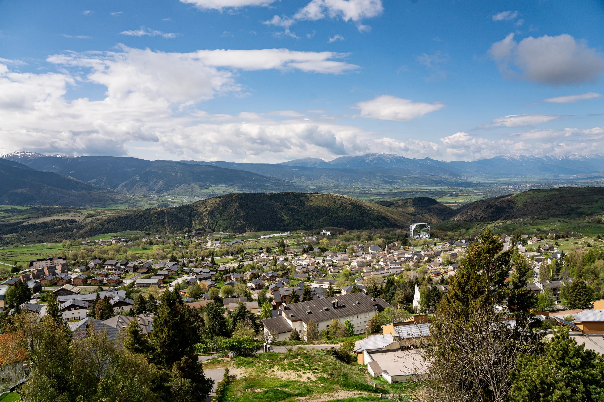 Village de montagne dans une large vallée verdoyante
